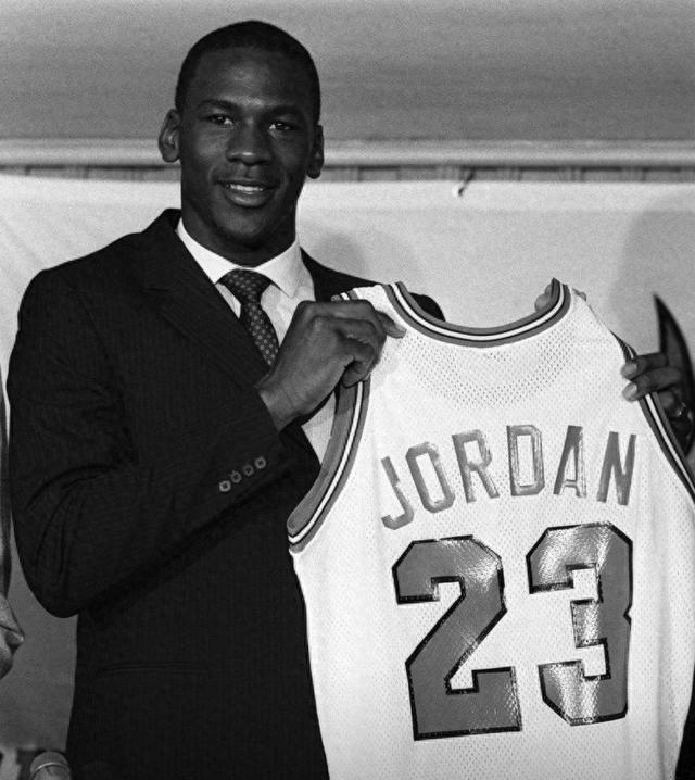 当年什么原因导致乔丹在探花秀才被选中？
1、80年代的NBA仍以“得内线者得天下
