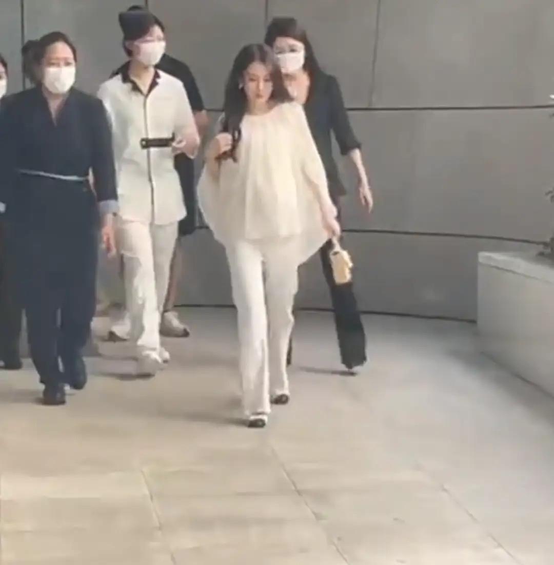 9月24日，有网友晒出郭富城妻子现身月子中心的画面。只见她身后跟着6个人，阵仗不