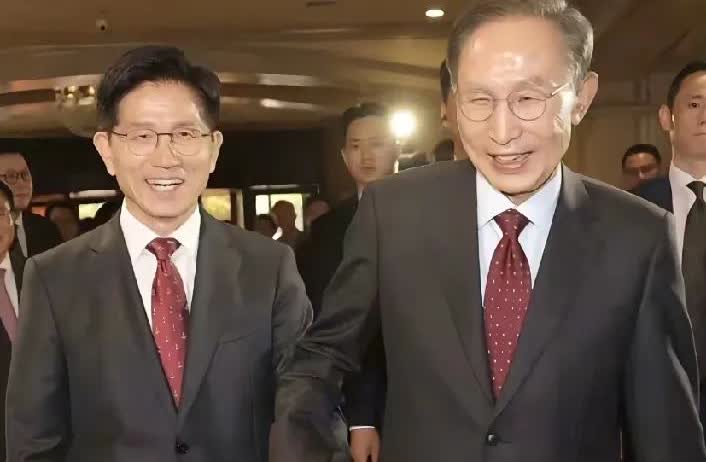 李在明危！
大选中输给李在明的金文洙，突然宣布要竞选韩最大在野党党首，而做此决