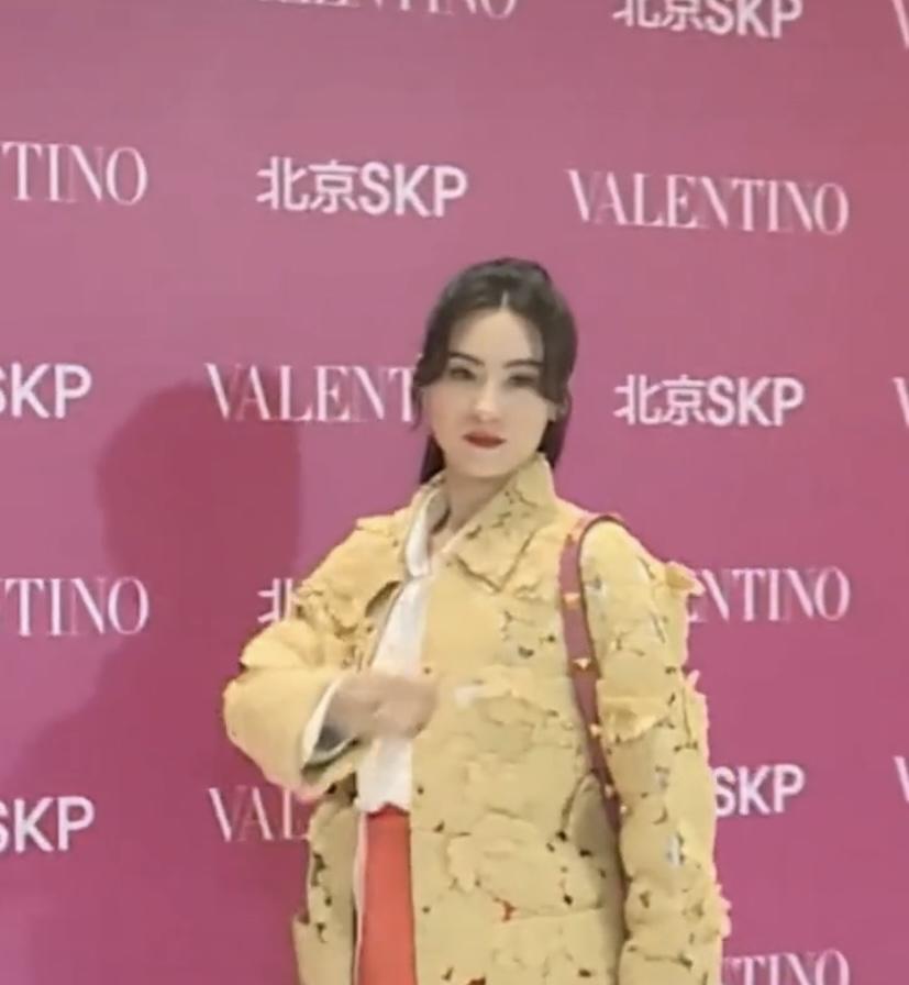 张柏芝 每次亮相都能引发关注。这次她出发去巴黎，机场穿Balenciaga荧光黄
