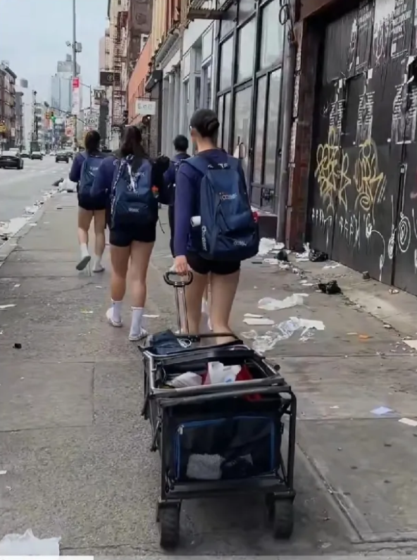这一定是假视频！
加拿大华裔女生去美国纽约参加比赛
清晨穿越垃圾遍地恶臭难闻的纽