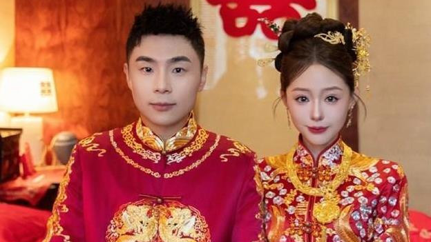 德云社张九南夫妇举行回门宴，现场照片曝光，南哥英俊南嫂迷人