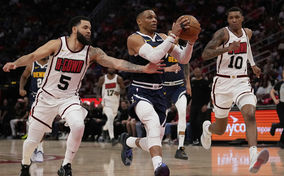 北京时间3月25日，NBA常规赛掘金主场迎战公牛，威少迎来职业生涯重要里程碑。他