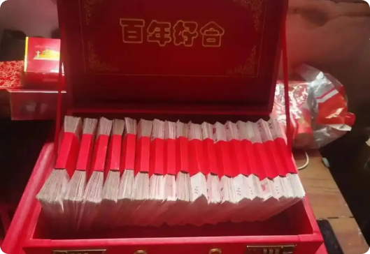 湖南怀化，一男子因被家里催婚，选择与女子闪婚，还支付了17万元彩礼。然而二人结婚