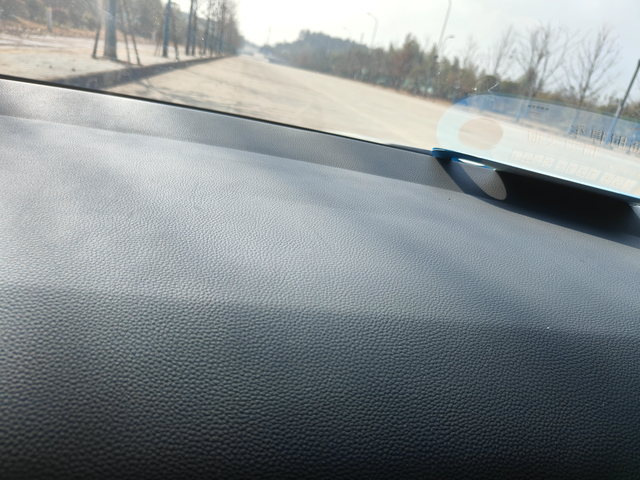 本田十一代思域
安全台凹陷明显，从来没在这个位置放过任何东西。这品质不敢恭维。