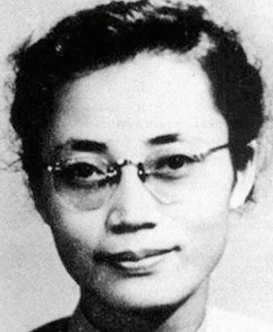 1950年，被折磨到体无完肤的萧明华，听闻敌人要枪毙自己。突然，抬头说：“我可以