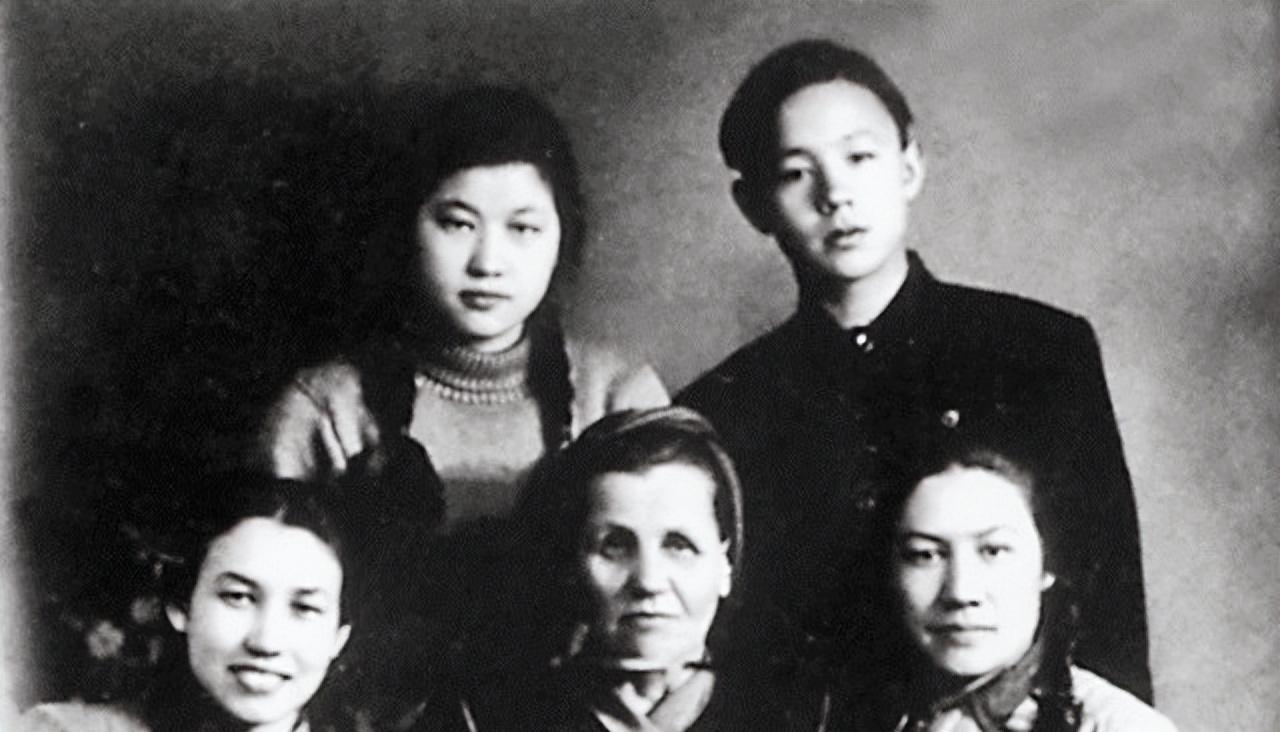 1937年4月20日，妻子从远处望见日本宪兵包围了丈夫的小铺，她强作镇静走进小铺