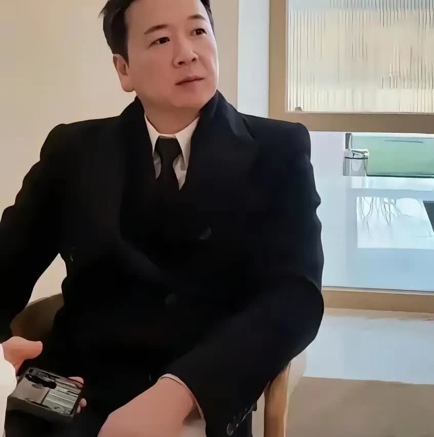 赖文峰又被拖下水！

这一次是被叫楚玲的女人一句“不婚才是顶配”锤进热搜。
