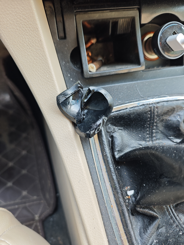 下次不敢再买吉利了
大帝豪档杆竟然外壳碎了