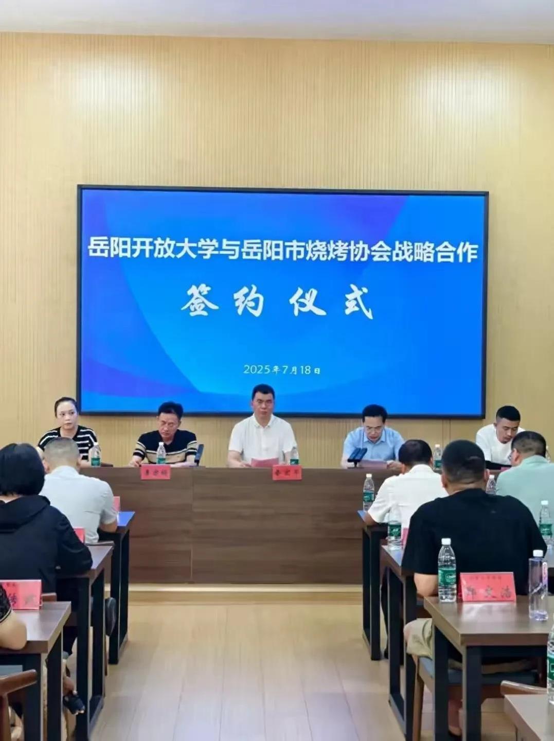 岳阳企业家好朋友邀请我8月初去讲学，没去过岳阳，有什么推荐的？是不是要背诵《岳阳