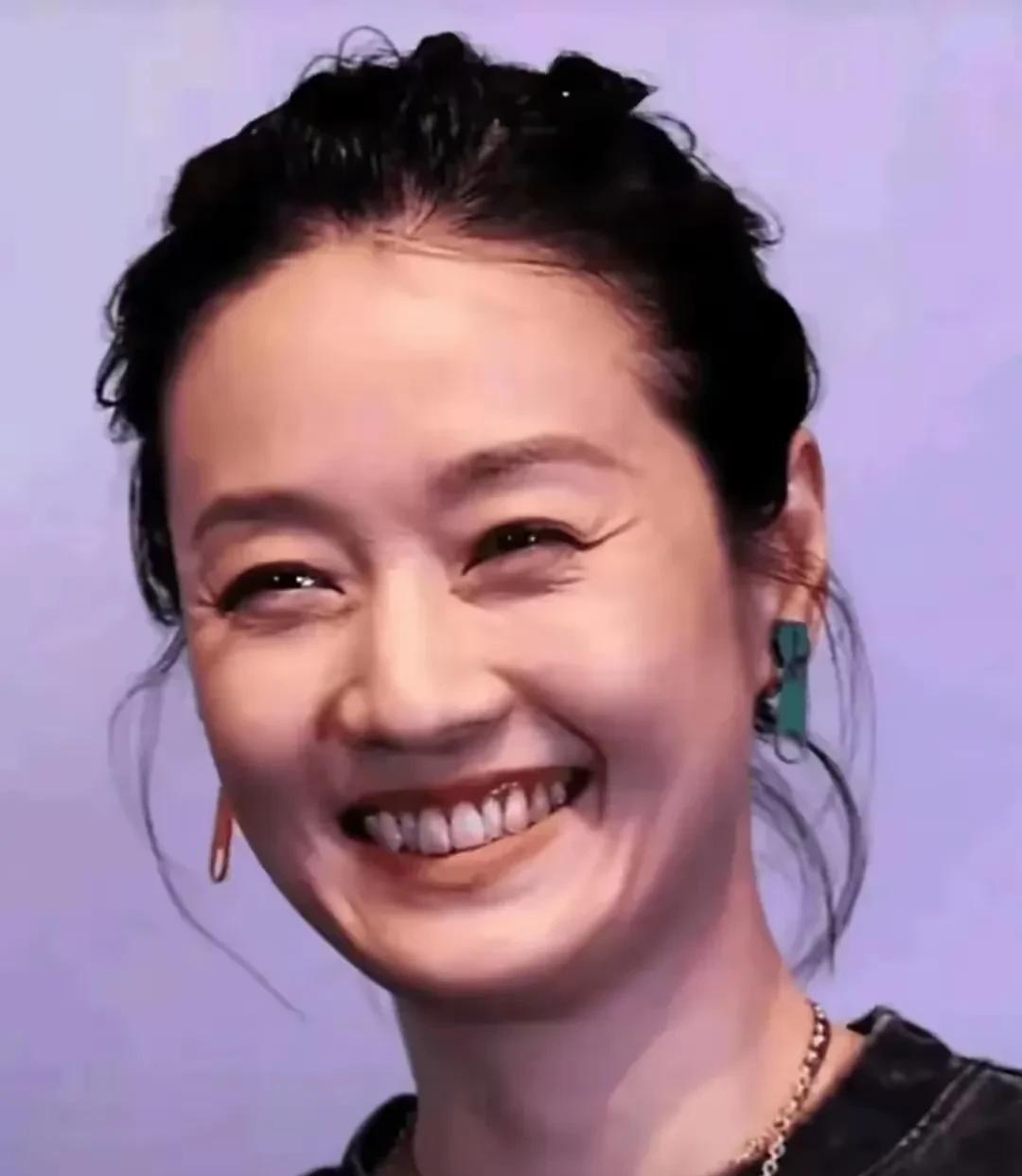 我万万没有想到，那个曾经清纯无比的马伊俐，竟然也是一个抽烟高手！
而且马伊俐的烟