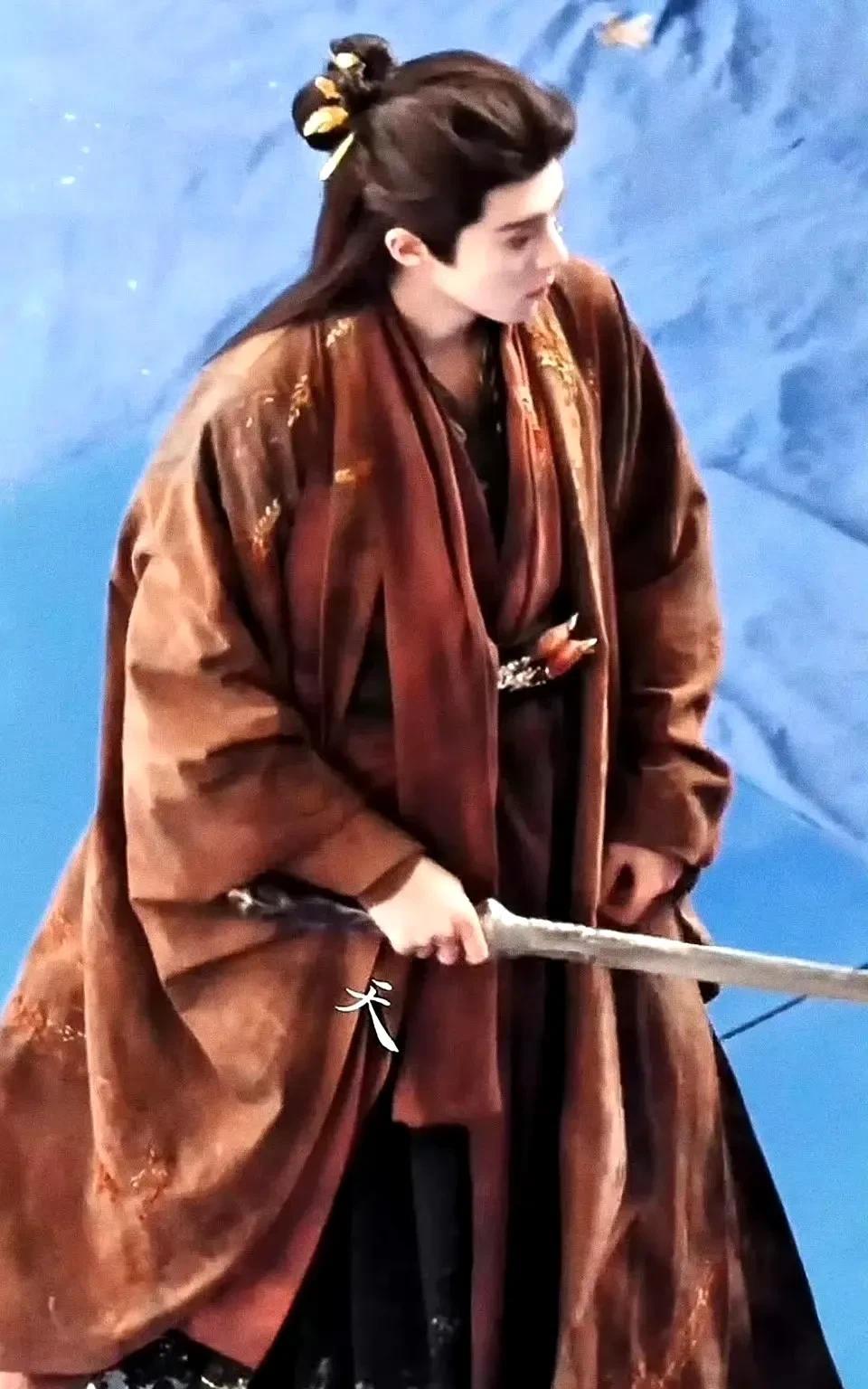 王鹤棣《咸鱼飞升》新路透！这古装造型好绝
从《苍兰诀》到《咸鱼飞升》，棣棣的古装