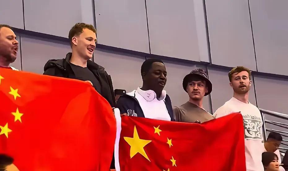 这是饭圈吗？莎莎完胜伊藤，退场时看台上一群各种肤色的老外挥舞着五星红旗喊“莎莎”