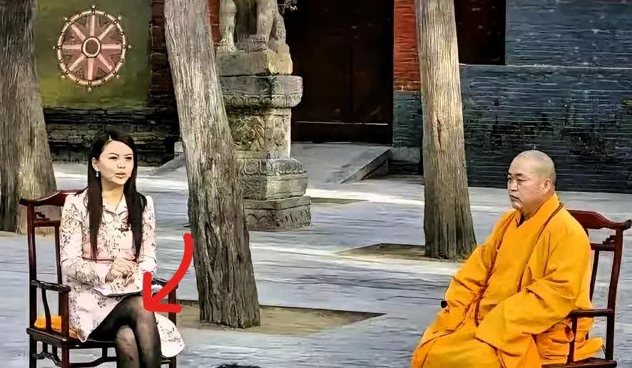 这应该是李湘最不愿回忆的照片吧
​就是2008年采访释永信的这张
​原因其实