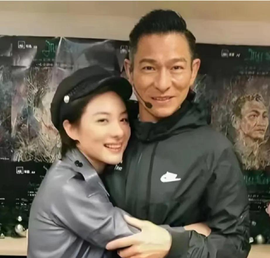 2003年在长沙，一位刘德华粉丝幸运地与偶像相拥。女孩满脸的喜悦，刘德华也尽显绅