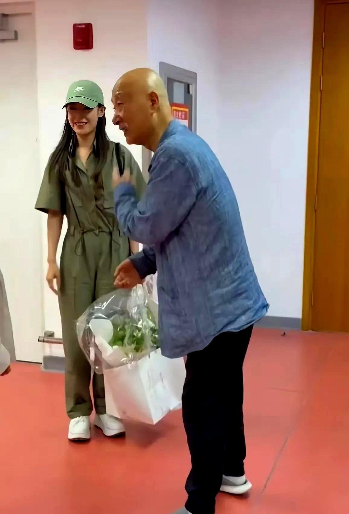 我问了影院经理老周，陈佩斯拍京剧故事的电影，干嘛找越剧演员陈丽君唱片尾曲
老周翻