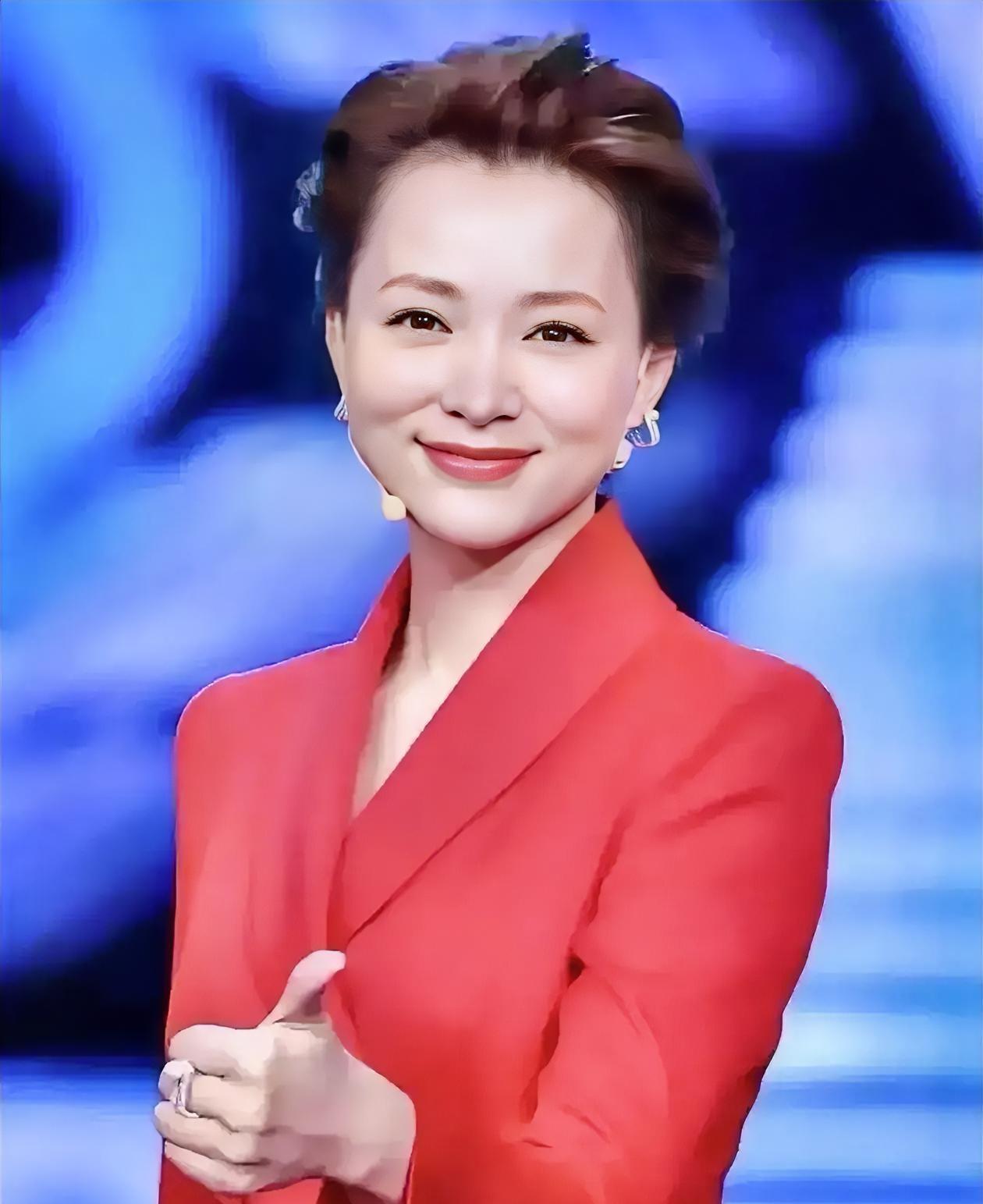 董卿说：“一个空瓶子，它就值一毛钱，装上矿泉水值两块钱，装上了牛奶可以值十块钱，