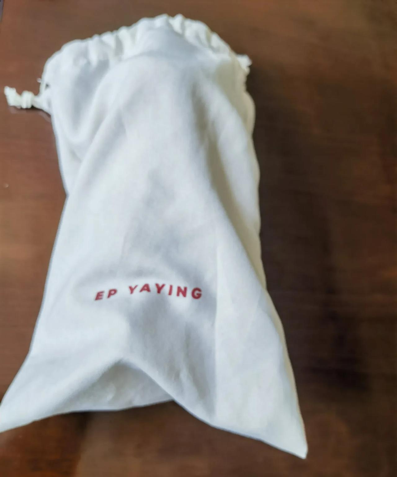 买衣服，赠了一双拖鞋。这么妖娆，不是我的风格啊[大笑]这价钱，胡乱标的吧！