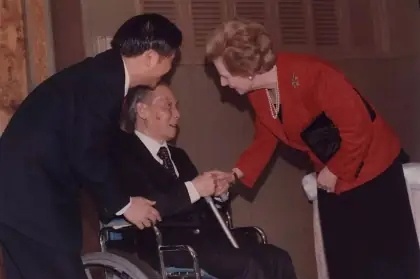 1992年，“铁娘子”撒切尔夫人出访美国，竟专门去找一位住在旧金山，靠卖煤球为生