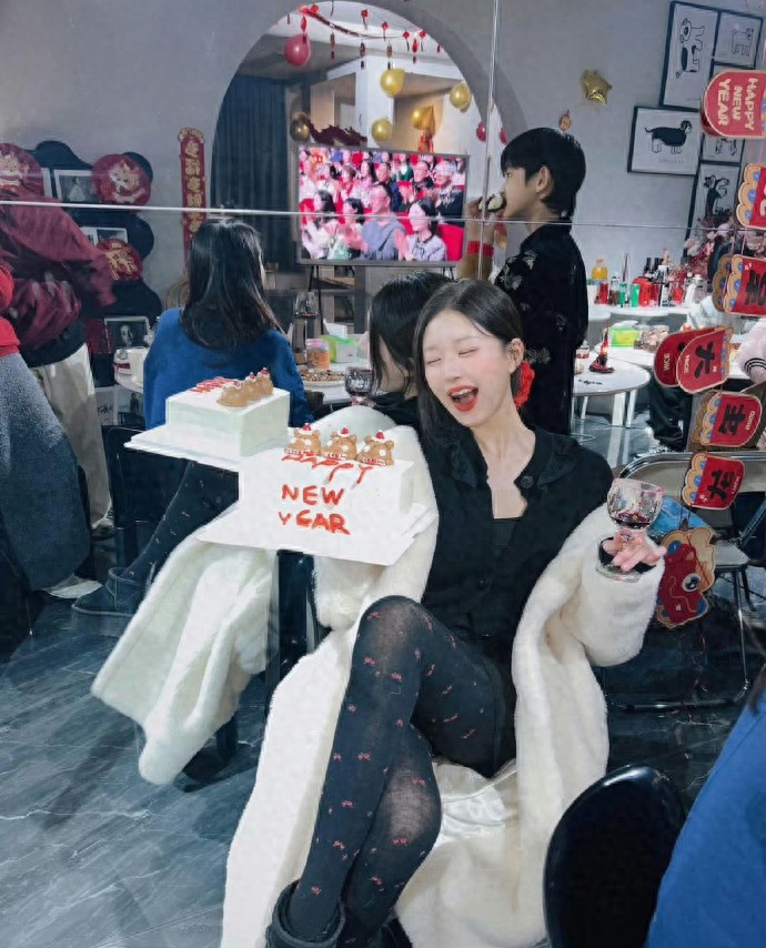 赵露思丝袜造型合集[爱心][爱心][爱心]
