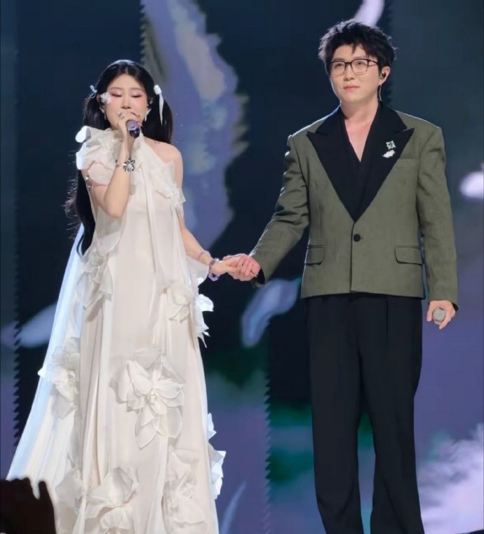 沈佳润第一次上大型直播舞台，和毛不易合唱《不染》时紧张得抢拍跑调，下台后懊恼得不