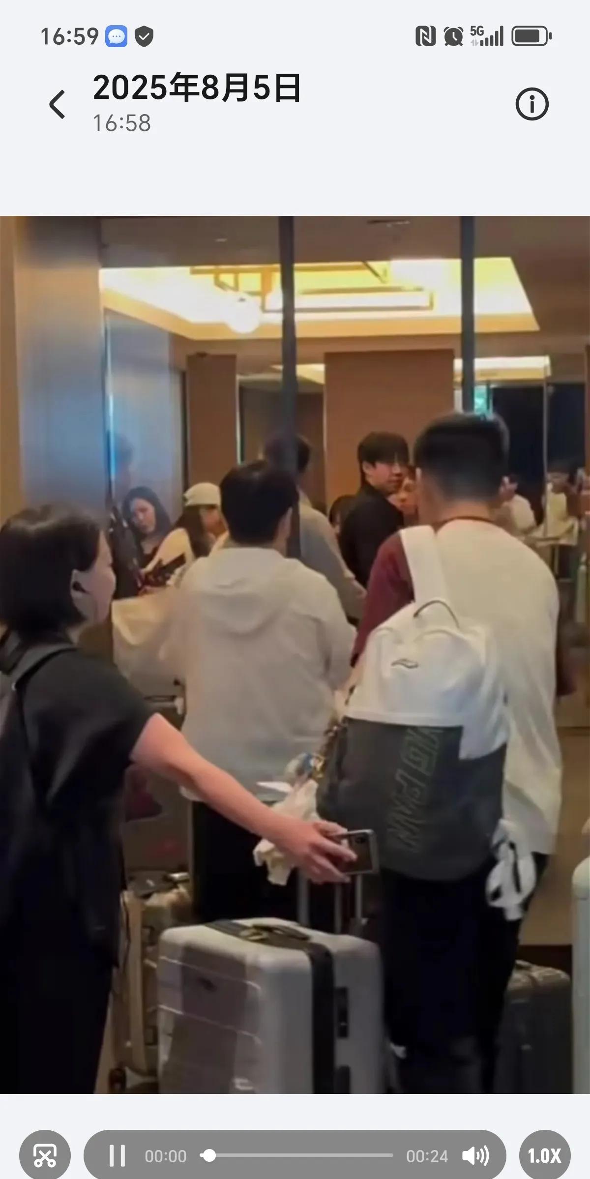 等你一起坐电梯！
今天我们也是好起来了，
王楚钦孙颖莎超绝同框三次，
到达横滨酒
