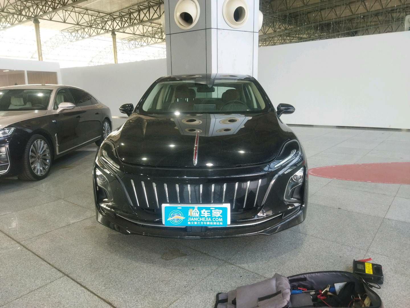 乘客满意度最高的网约车，红旗E-QM5的空间大，配置高，全真皮座椅，后排还有腿托，靠背调节！