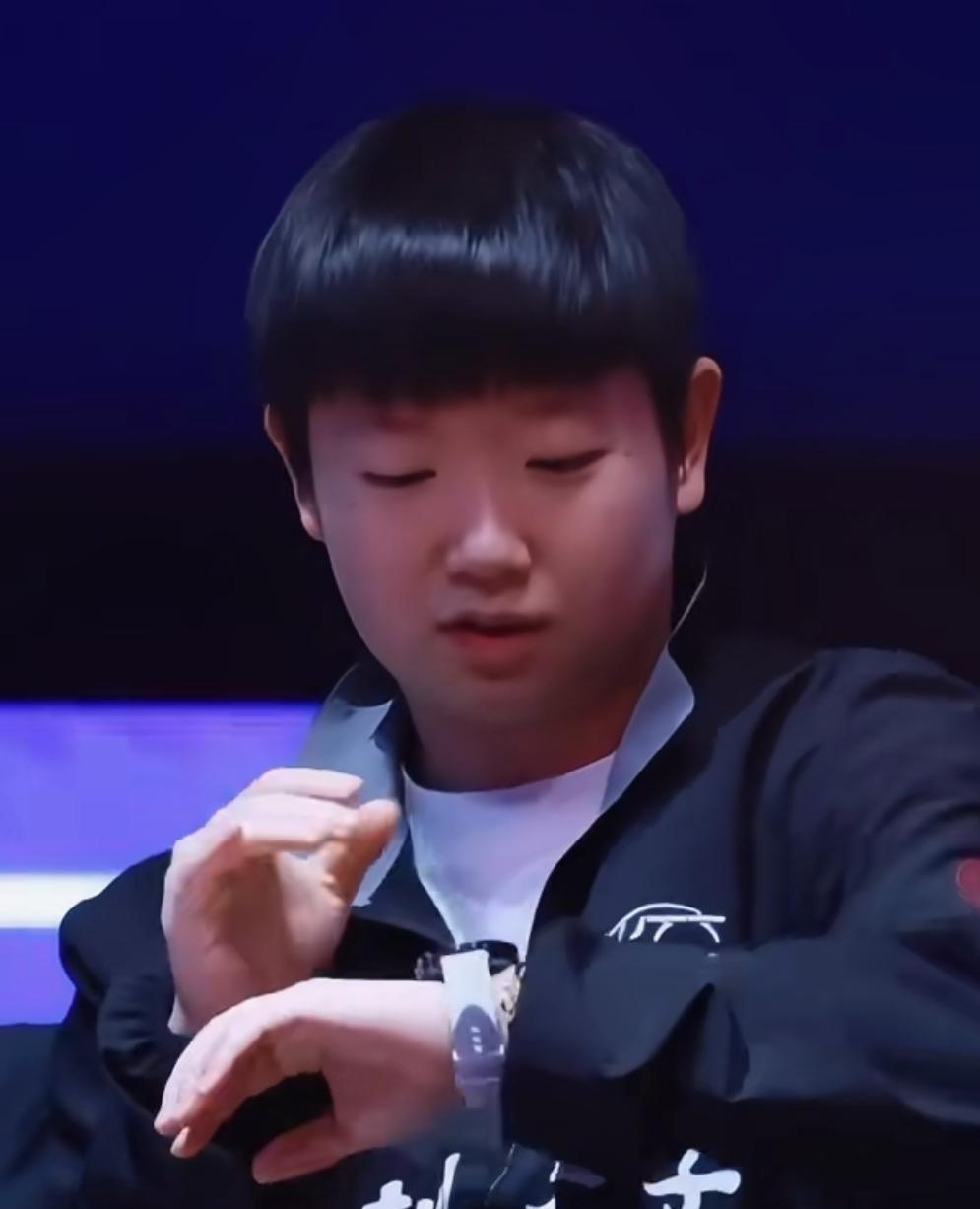莎莎不停地看表，
是想在不得不走的那一刻，
才离开一起打拼的小姐妹，
踏上回北京