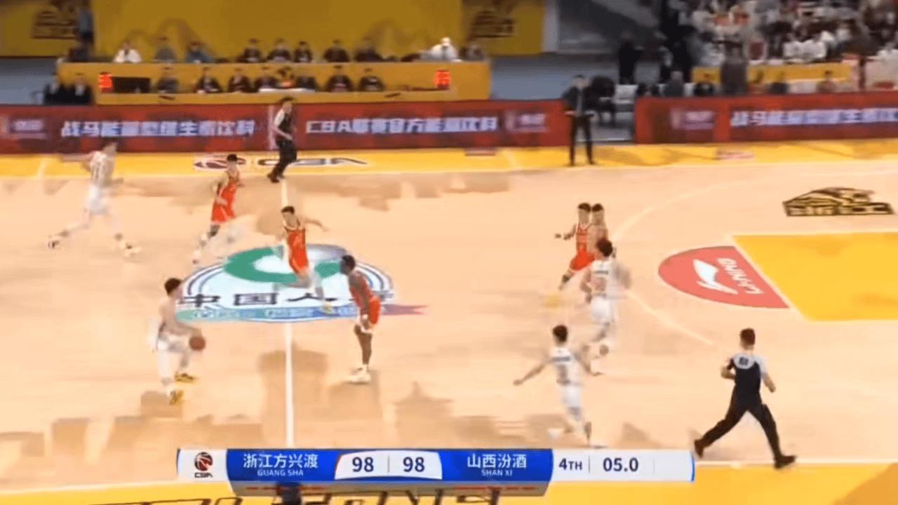比赛还剩6秒。
山西后场发底线球，古德温将球发给张宁。
张宁持球急速向前，面对广
