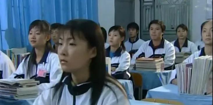 高考临近，孩子压力大，就会出现很多小状况。
同事的女儿前天打电话，要求家长立即把