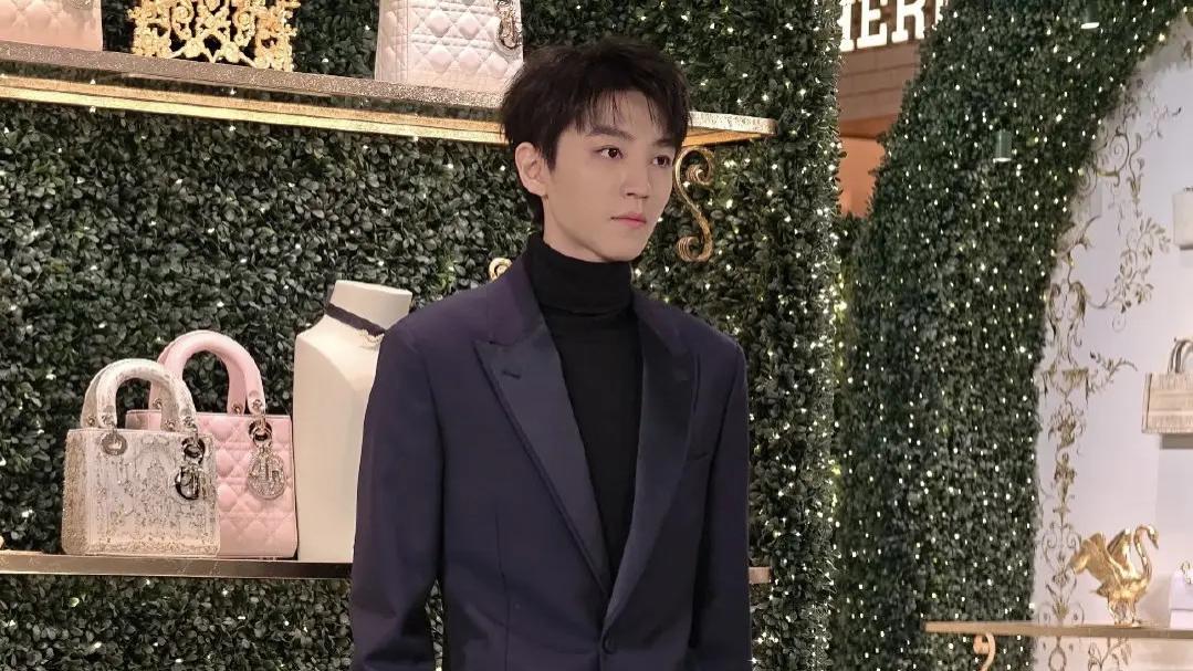 王俊凯“熟男味”爆棚！气质蜕变引全网热议，网友：这是什么人间理想？