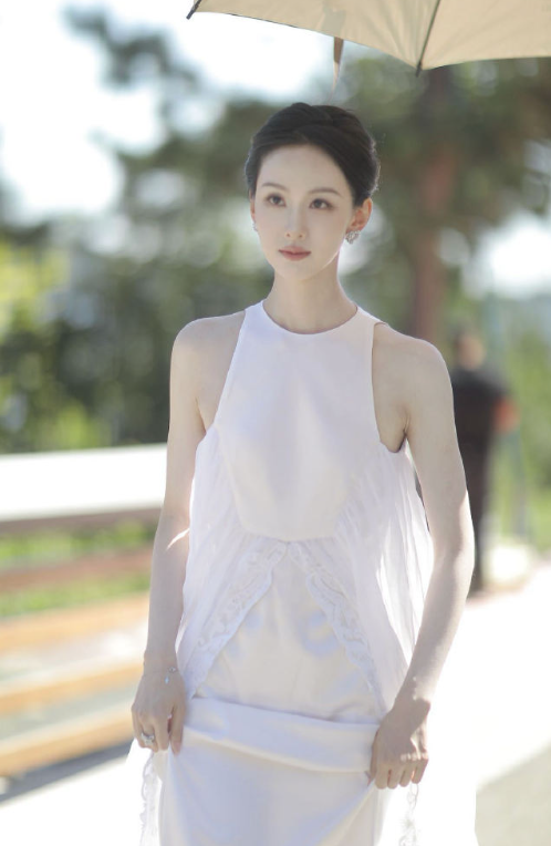 陈都灵纯白长裙造型，又美又仙，真的好适合她！