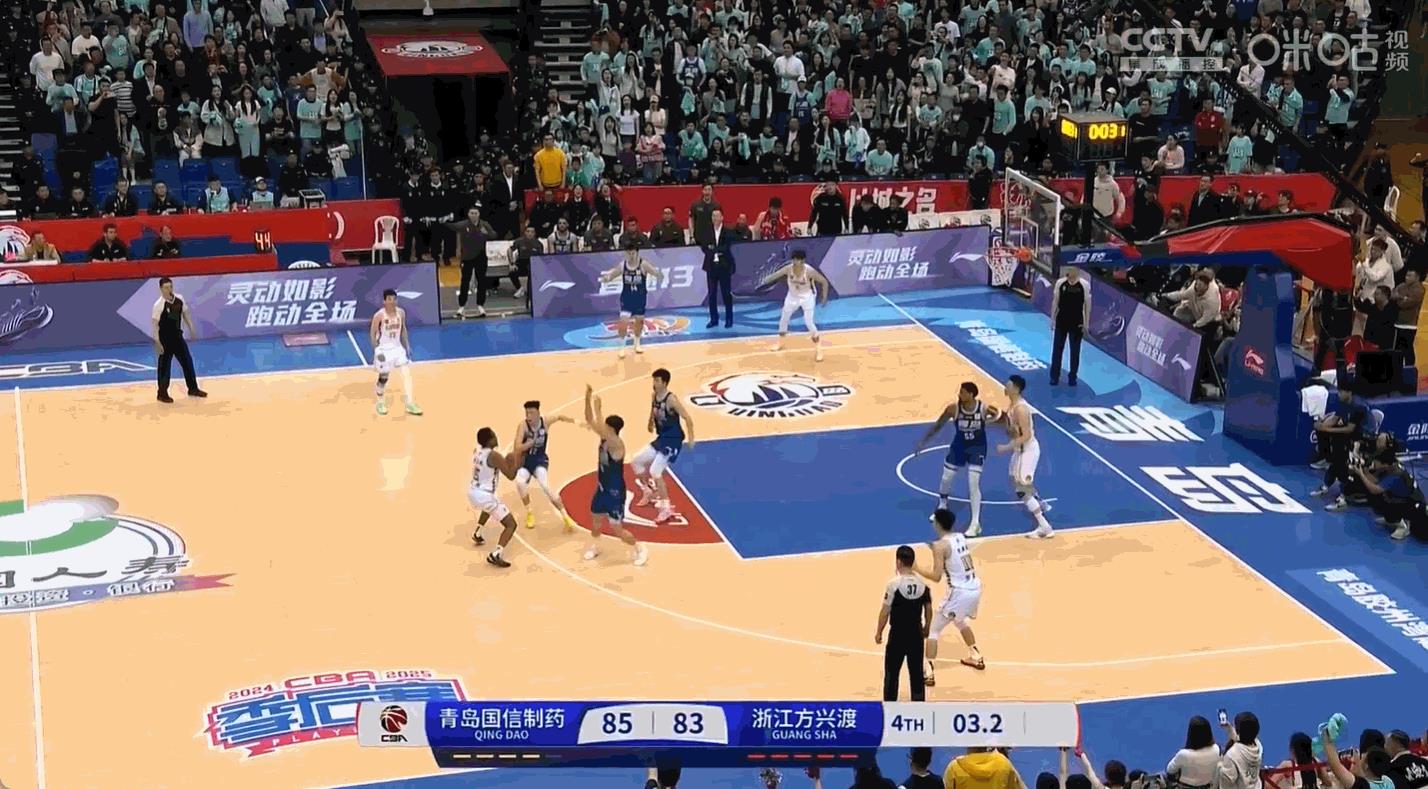 可惜了！胡金秋绝平球超时被判无效，广厦83：85客场不敌青岛，输掉天王山之战后，