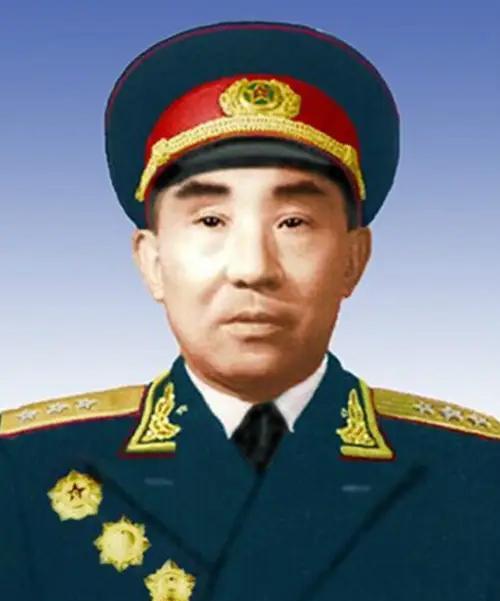 1955年授衔时，李聚奎奉命担任新中国首任石油工业部部长。 当时国家石油短缺，他