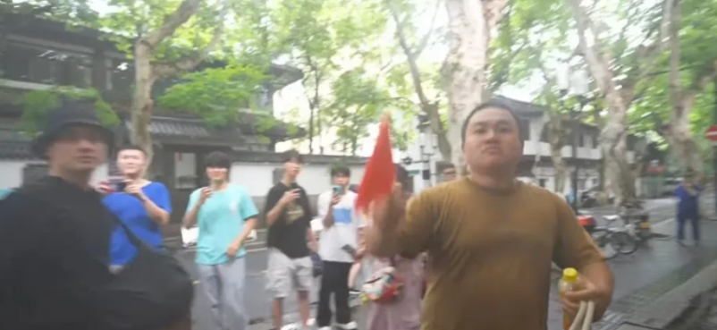 骂的没问题，终于看到不是舔的声音了，今天台湾那个馆长在杭州直播，一个中年男子独自