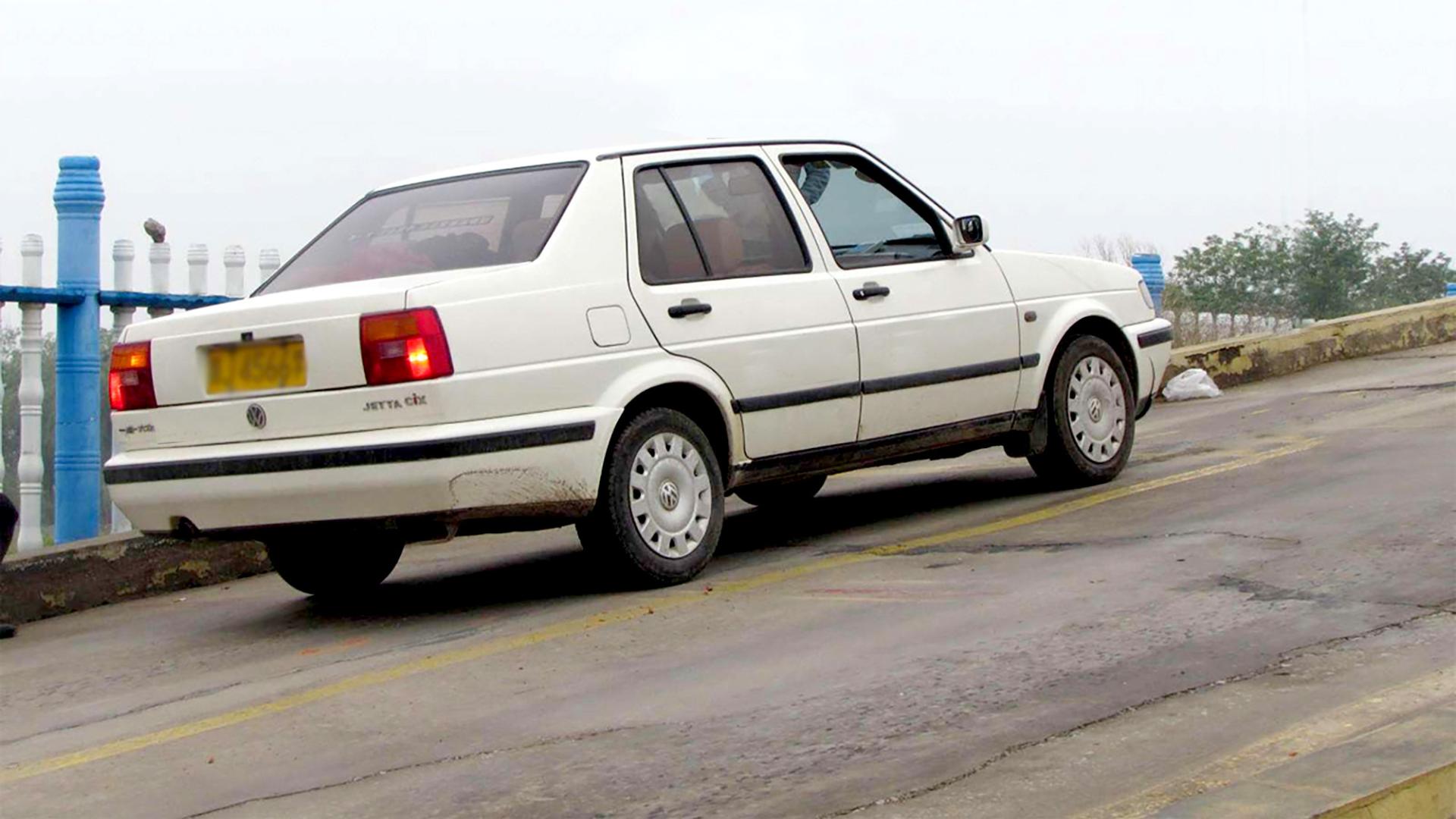 开车爬陡坡，动力不足溜车，发动机会倒转吗？