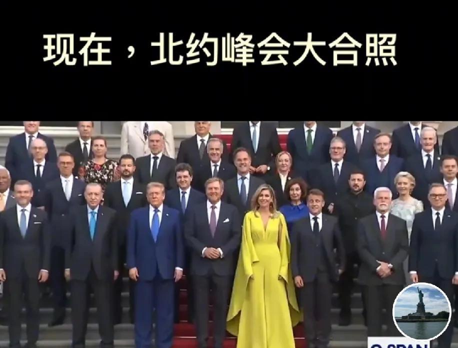 2025年北约峰会大合影中，万万没想到，乌克兰总统泽连斯基不仅没有被安排在C位，