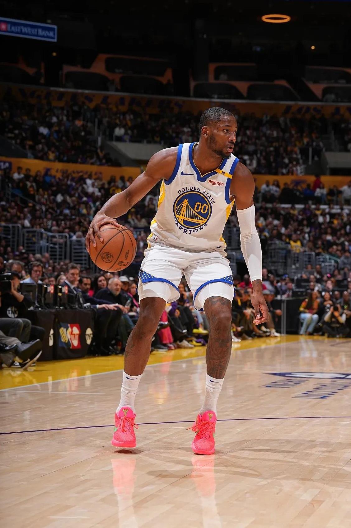 续约库明加的时候只给2000万美元，交易的时候却要价3000万美元！
据NBA记
