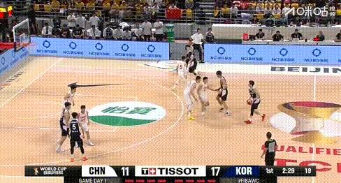 啥防守？男篮让梨式防守，李贤重9三分回敬！
李贤重3分都投爆咱们了，图1这球2人