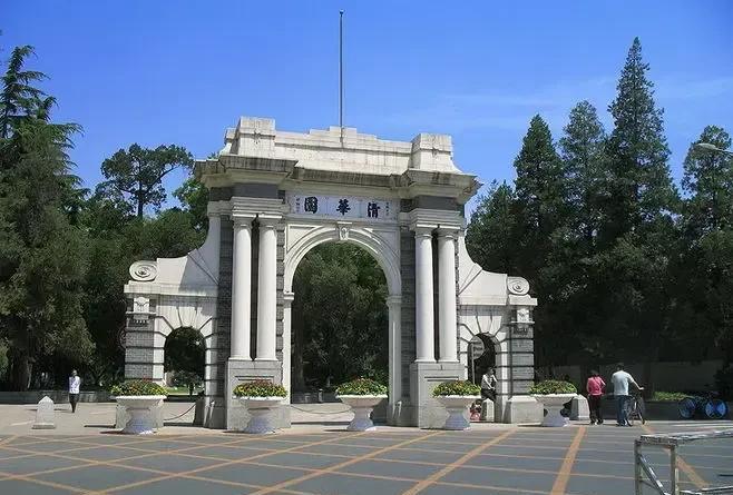 中国有两个排名第三的东西不知道，一个是大学，一个是白酒。
大学前两名很简单，一个