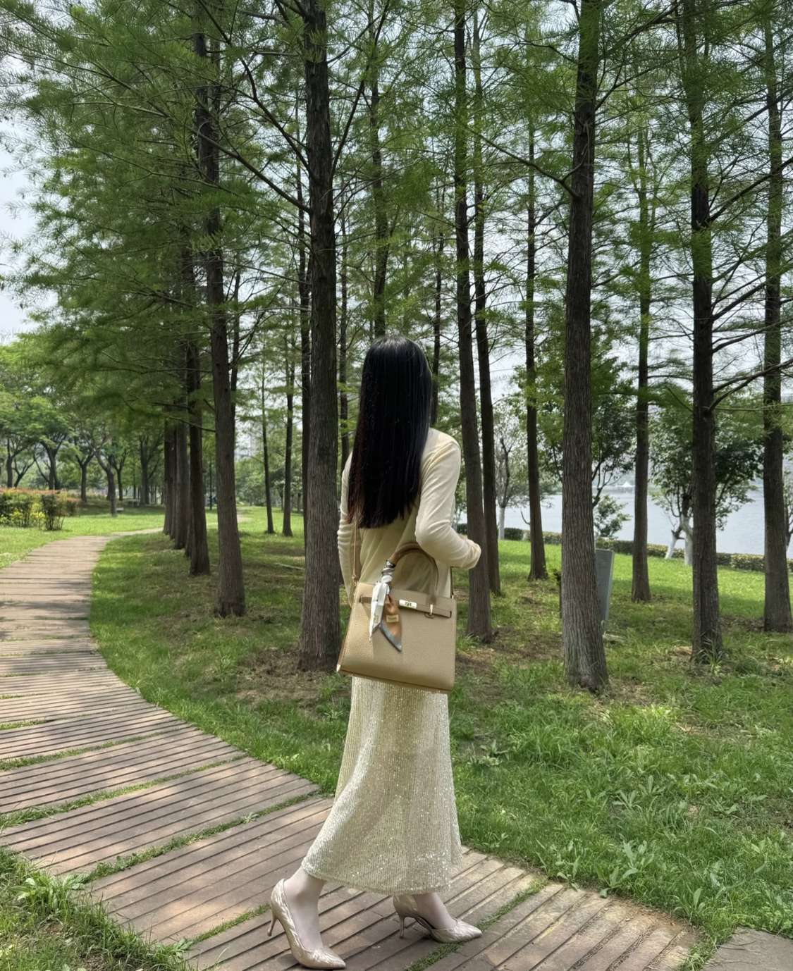 周末的清晨陪表妹来公园散散步，有没有相中表妹的，可介绍[哈哈笑]
