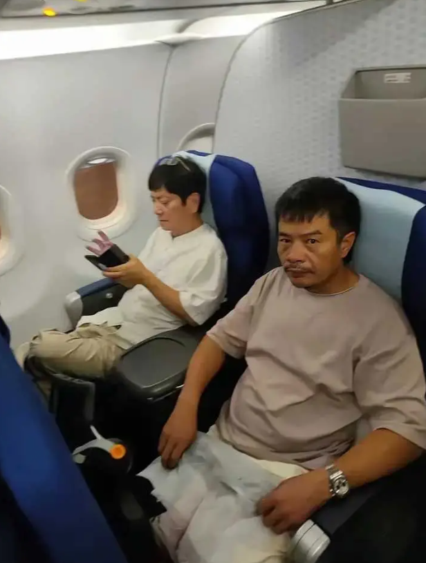 上去就是一拳，看他还拽不拽！