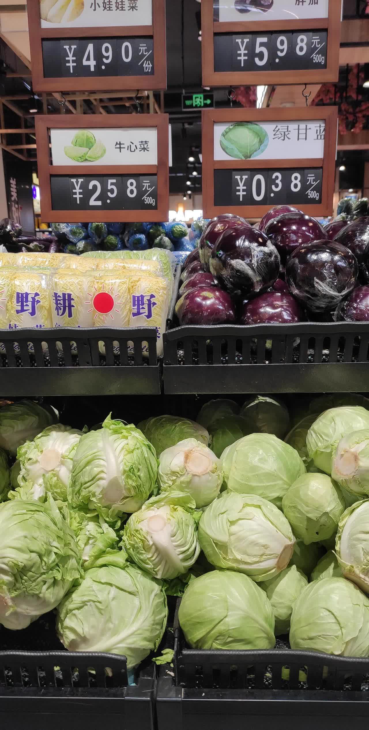 拿起一颗牛心菜，
才看到绿甘蓝0.38元/斤，
我还是毫不犹豫买了贵的。
