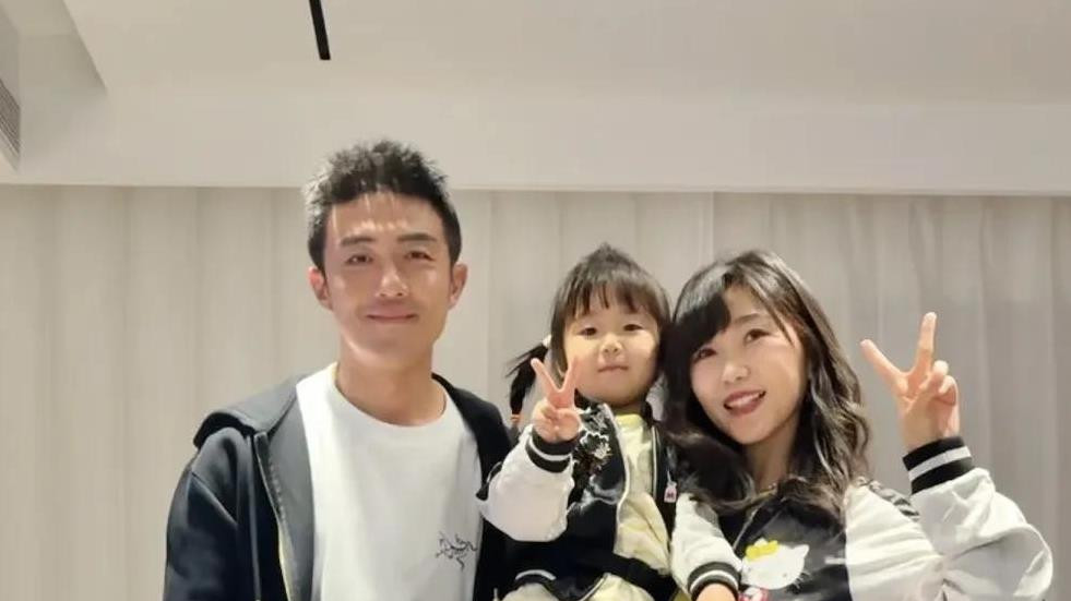 李泽锋被粉丝拍到真实一面，网友：没想到你是这样的“渣男”
