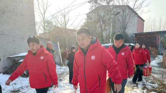 汝南县开展“汇爱暖心行·风雪访贫困”志愿者服务活动