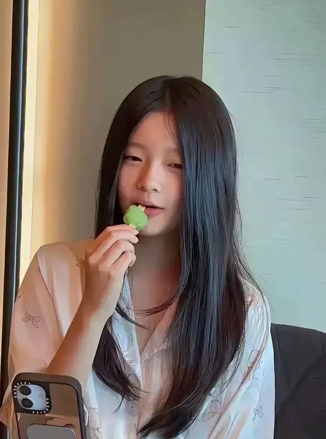 托汪小菲的福，有幸能见到小玥儿的面部全貌！
小玥儿确实还是清秀，不看眼睛看背影确