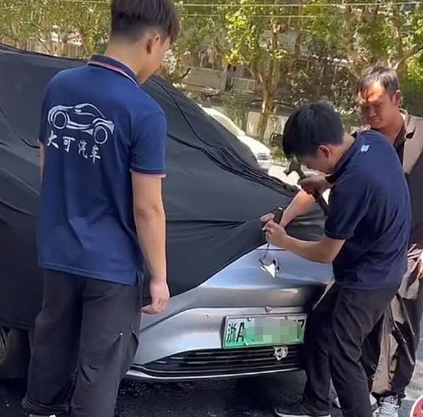 掩耳盗铃？浙江杭州，女子称新买了两个月的新能源汽车，在载客时突然发生自燃，可厂家