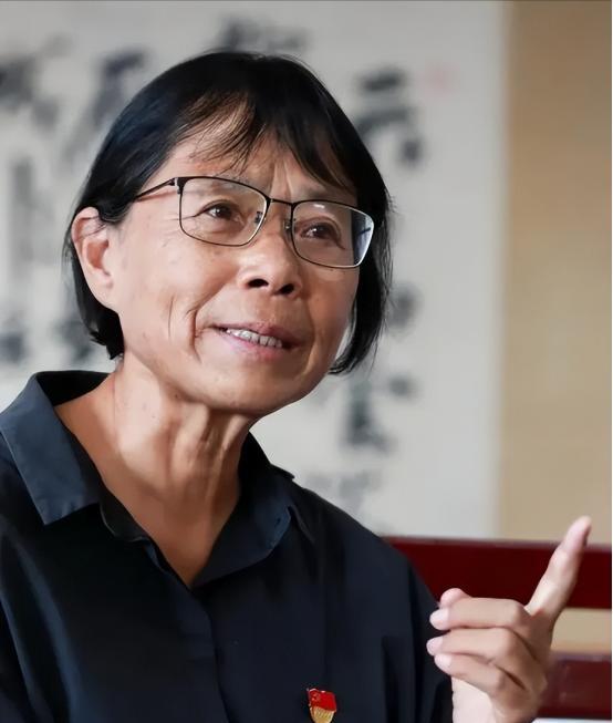 2007年，张桂梅被选为十七 大代 表，华坪县给她7000块钱买正装，谁知她不仅