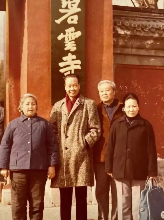 上世纪八十年代初，金先生和他的大姐金孔章，四弟金无骄夫妇在北京香山碧云寺前的合影