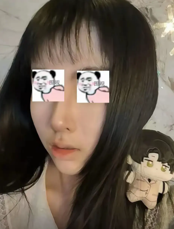 留校察看，取消积极分子资格
骂四川人的东北白姓研一女孩被处理了
她骂四川人是爱喝